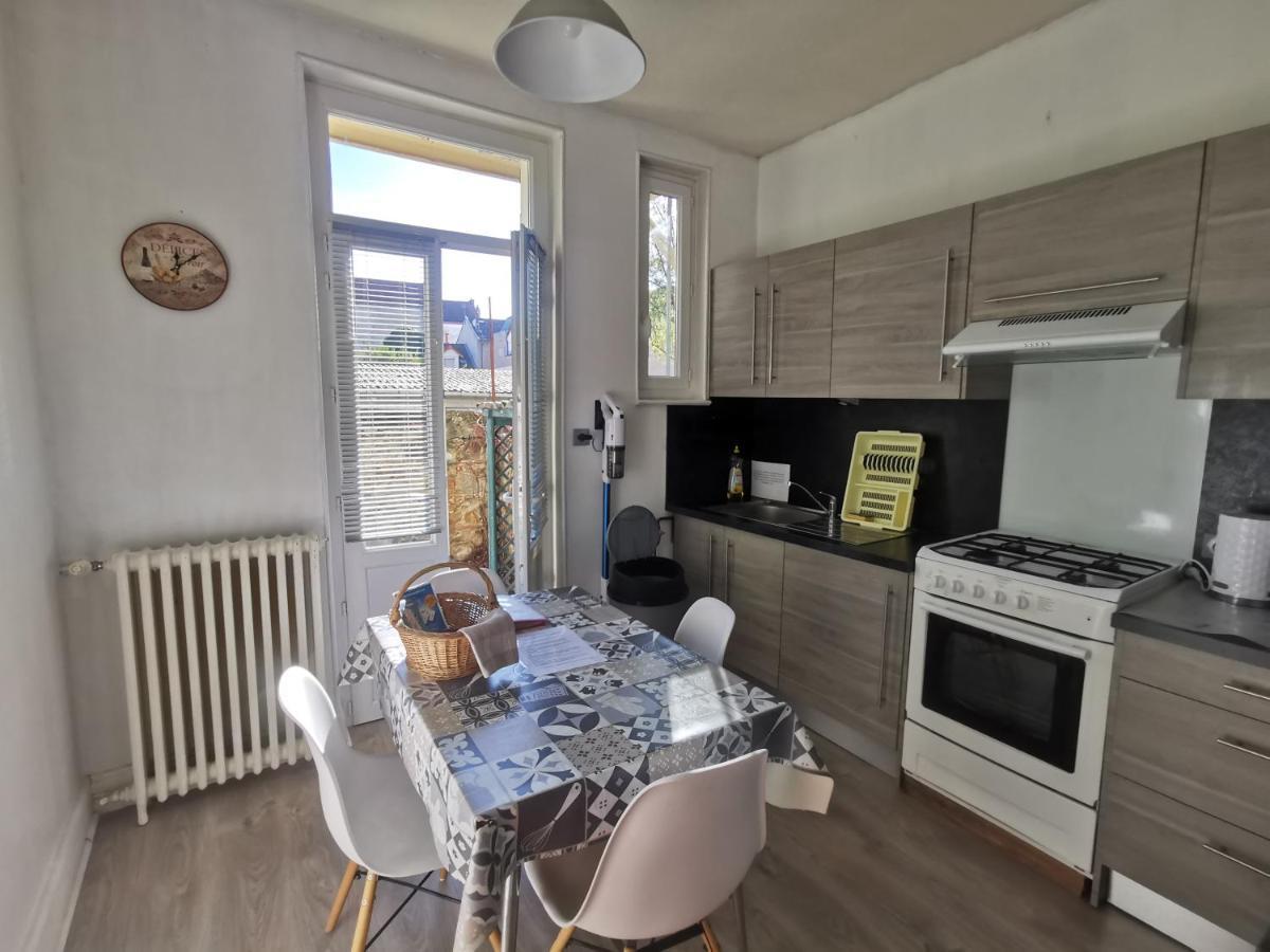 Bel Appartement Tout Equipe! Proche Des Parcs, Avec Sa Cour Privative Et Sa Place De Parking Securisee A 450 M Du Logement Виши Екстериор снимка